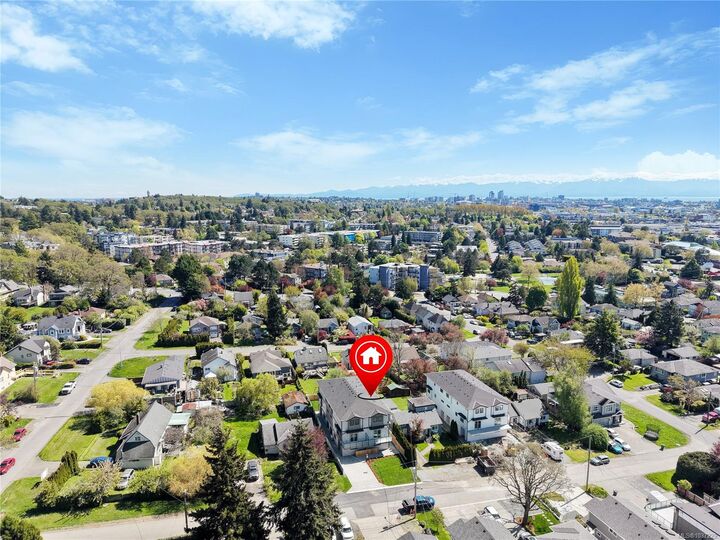 Property Photo:  921 Dale St 1  BC V8X 2V9 