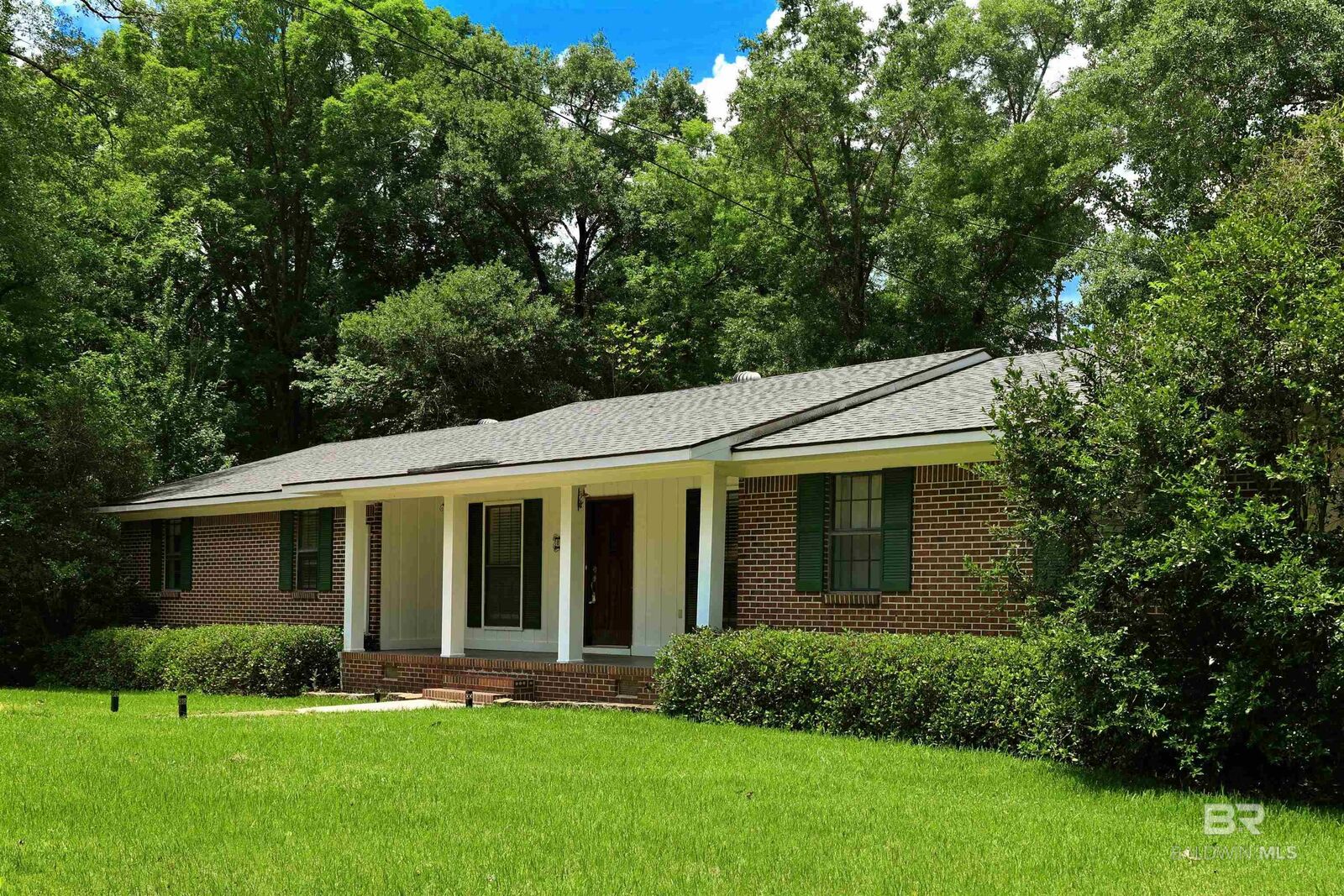 Property Photo: 826 Windsorwood Drive AL 36784