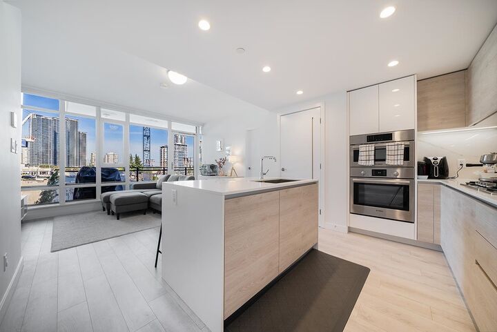 Property Photo: 2085 Skyline Court 305 BC V5C 0M6