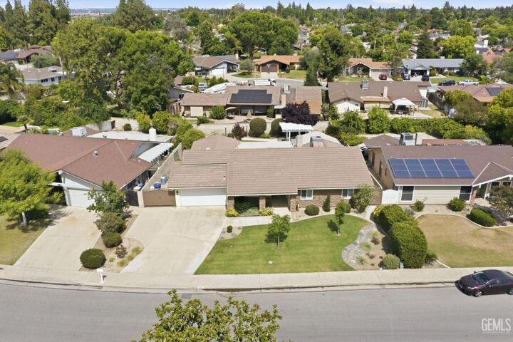 Property Photo:  616 Winchester Street  CA 93309 