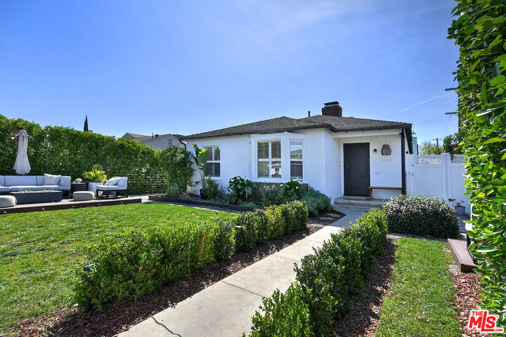 Property Photo: 14418 Collins St CA 91401