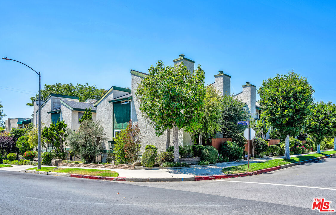 Property Photo: 11645 Acama St CA 91604