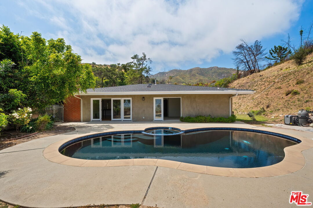 Property Photo:  1812 Manzanita Park Ave  CA 90265 