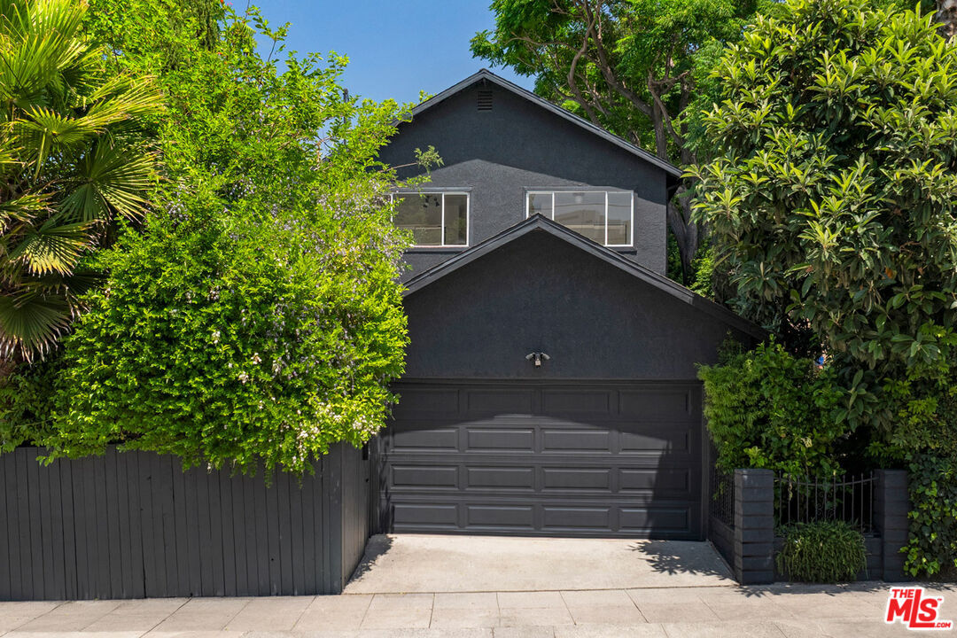 Property Photo: 1432 El Paso Dr CA 90065