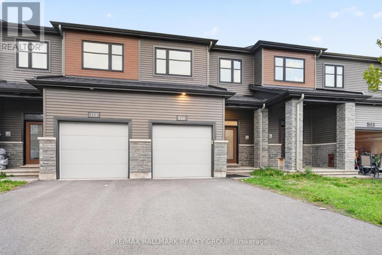 Property Photo: 116 Maynooth Court ON K2J 6Y4