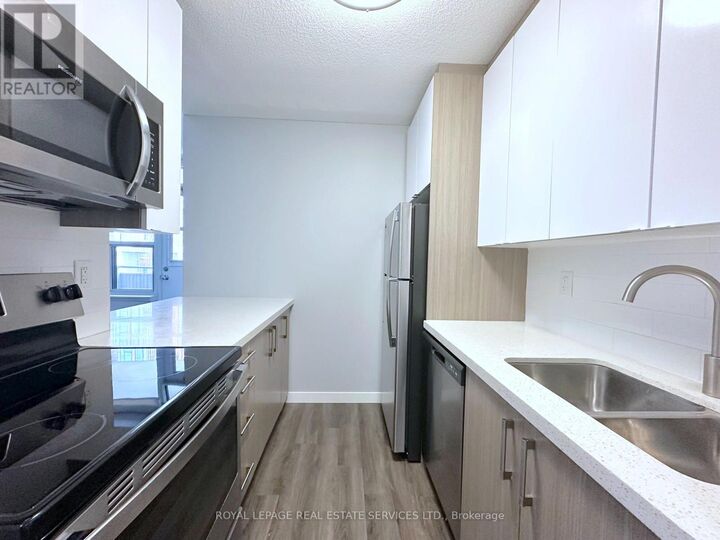 Property Photo:  255 Main Street 915  ON M4C 4X2 