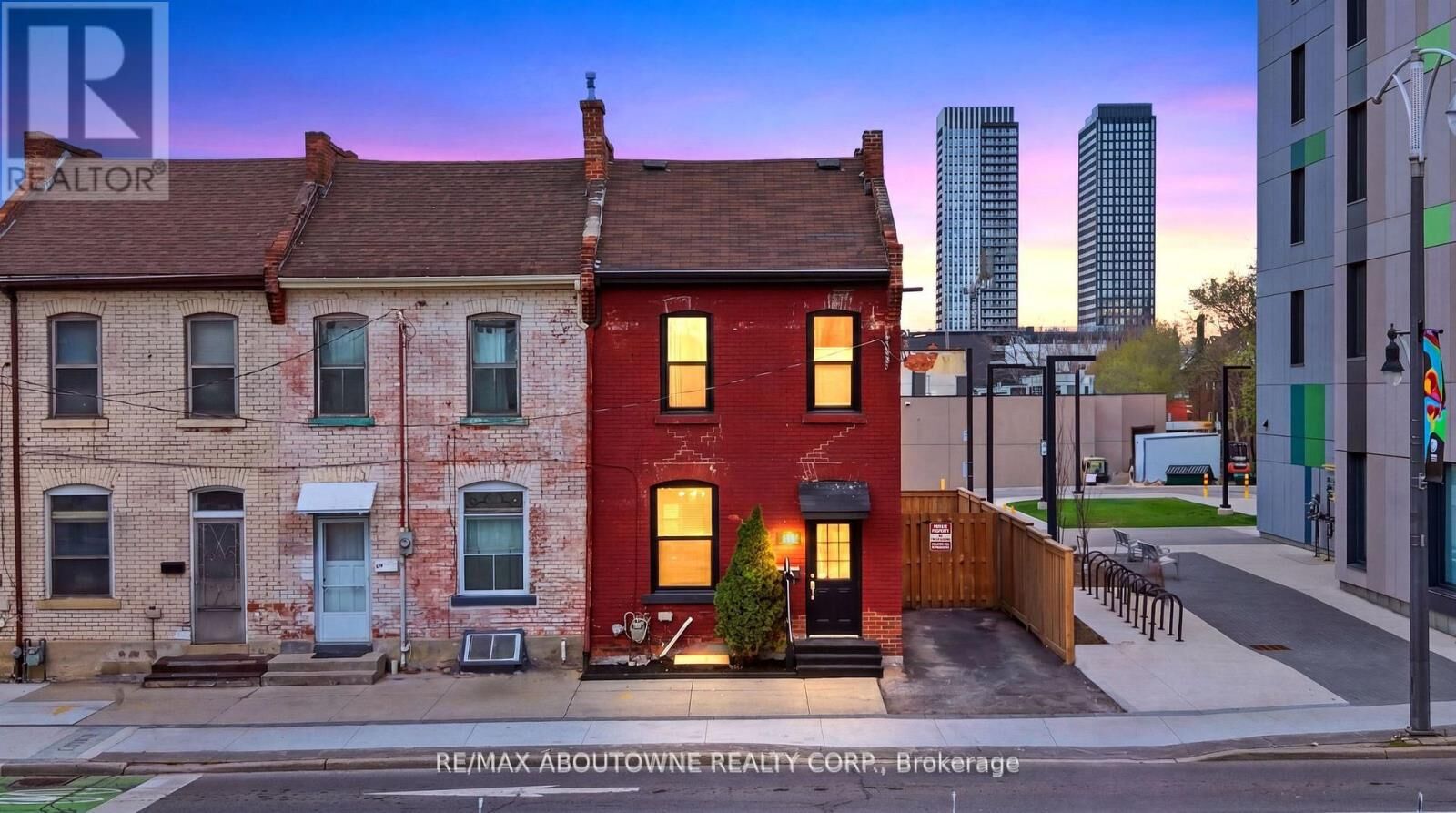 Property Photo:  116 Bay Street North  ON L8R 2P4 