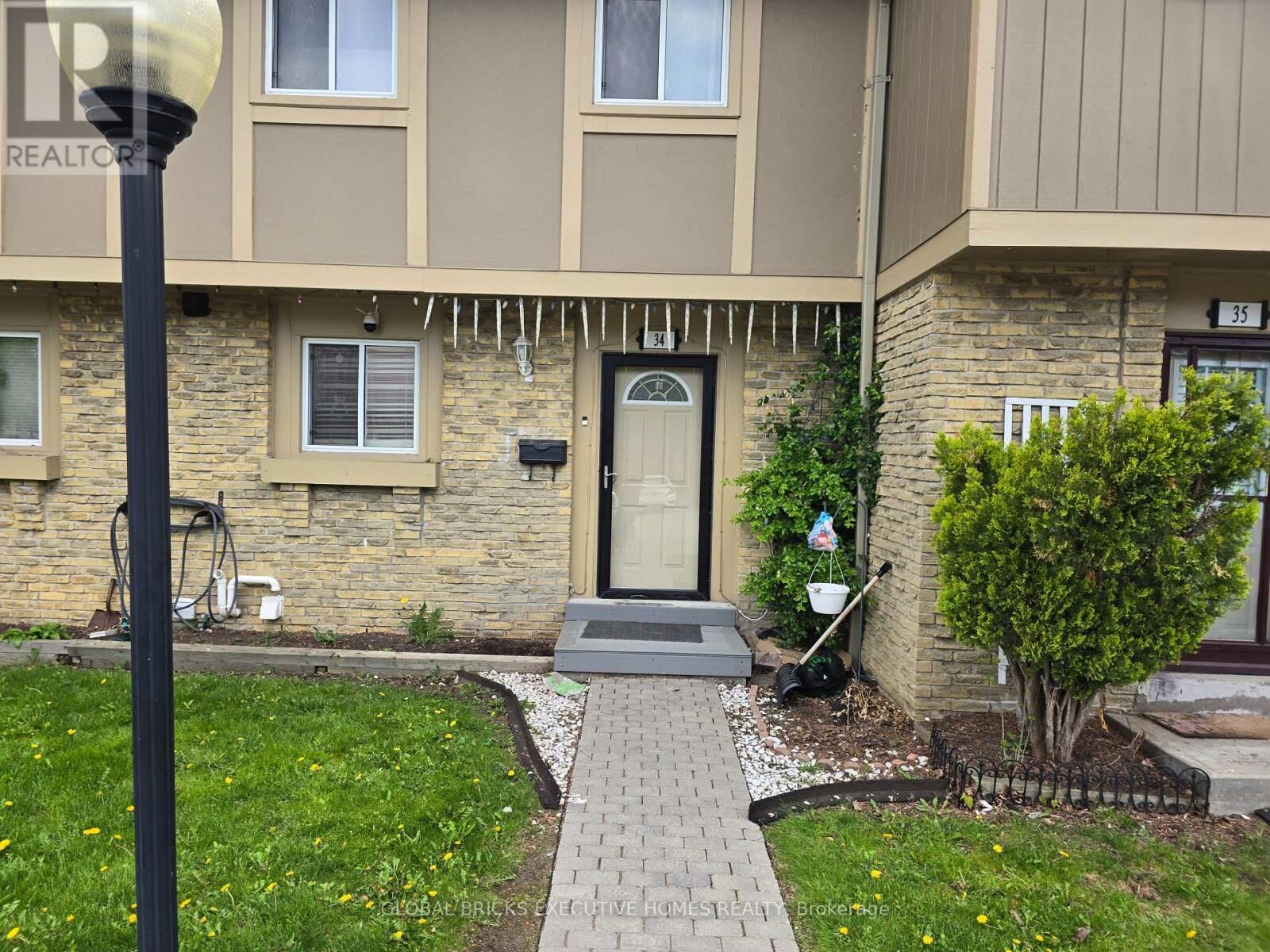 Property Photo:  57 Hansen Road North 34  ON L6V 3C6 