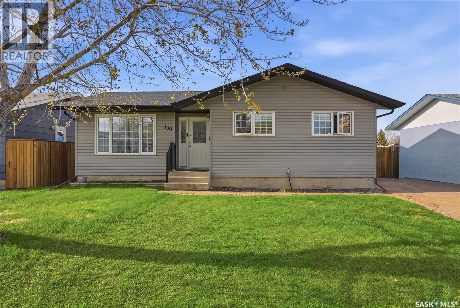Property Photo: 330 Devonshire Crescent SK S7L 5V8