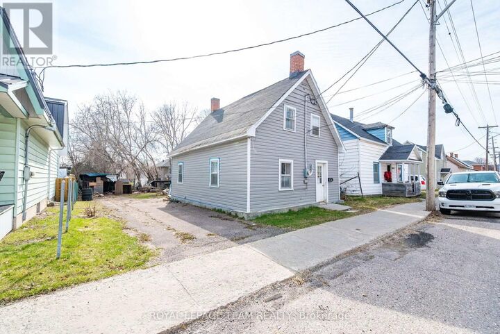 Property Photo:  42 Bonnechere Street South  ON K7V 1Z1 