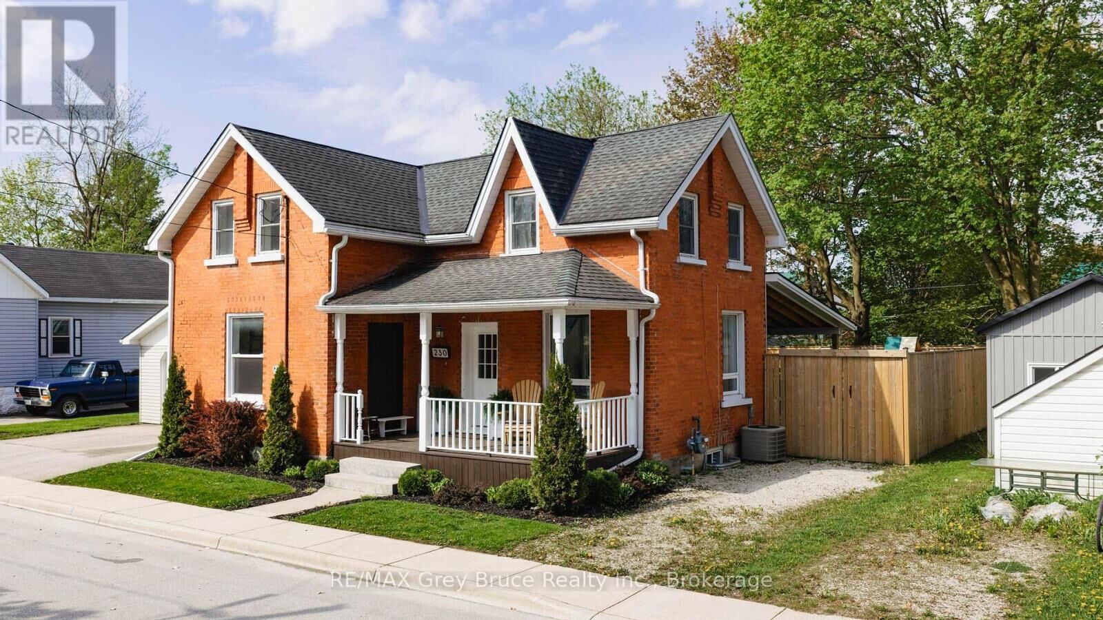 Property Photo: 230 2nd Avenue Southeast ON N0G 1L0