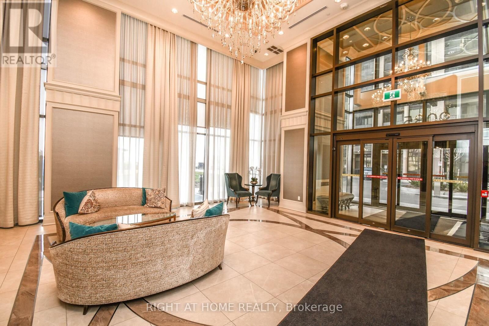 Property Photo:  9085 Jane Street 811  ON L4K 5P1 