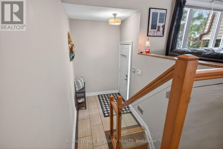 Property Photo:  24 Westcliffe Road  ON K2H 7X4 