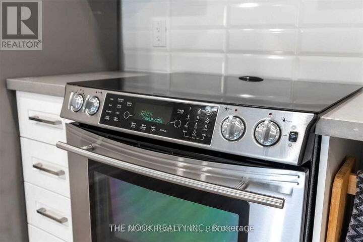 Property Photo:  138 Huntington Crescent  ON L1E 3C5 
