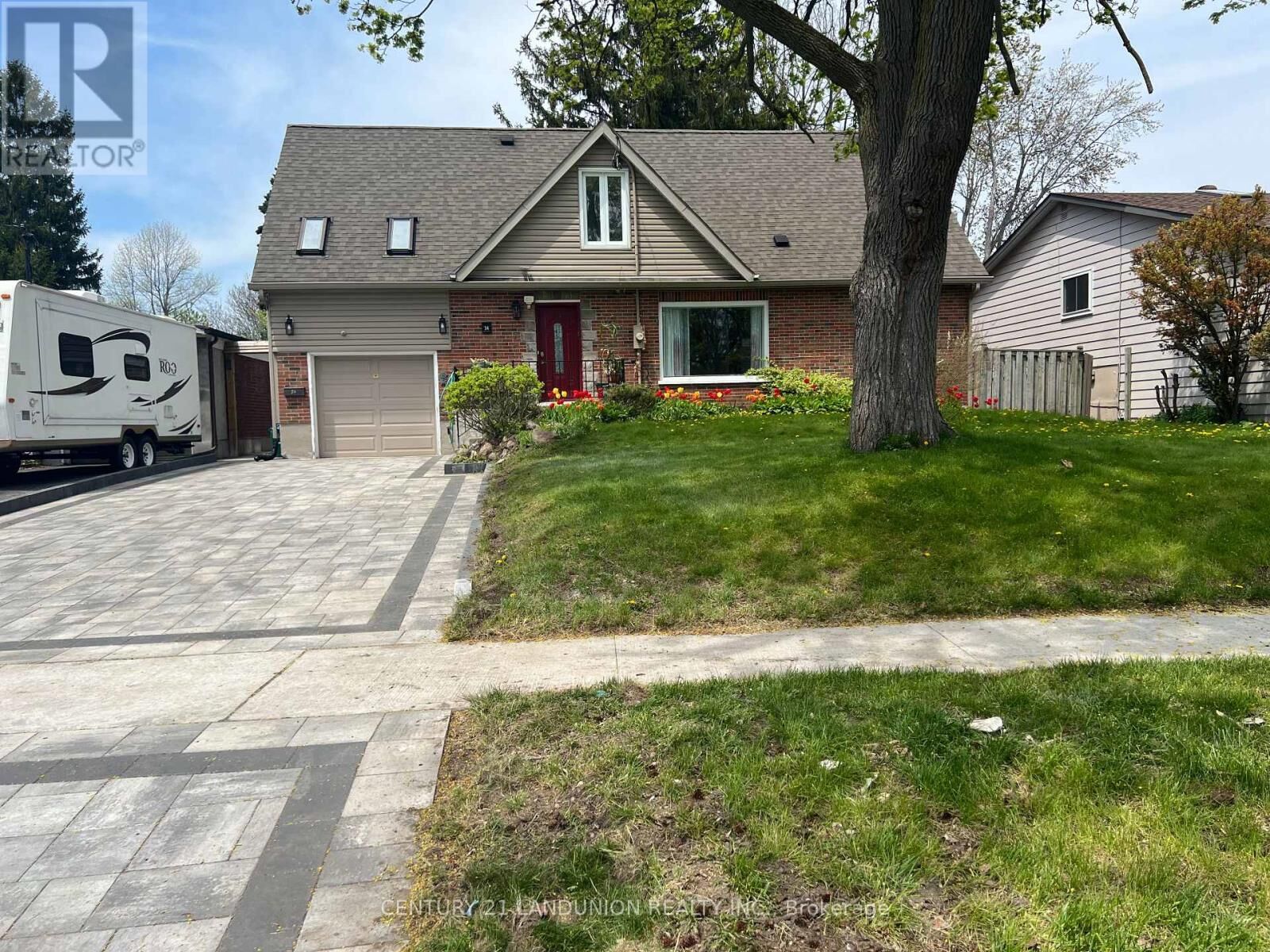 Property Photo:  34 Grassmere Court  ON L1H 3X4 