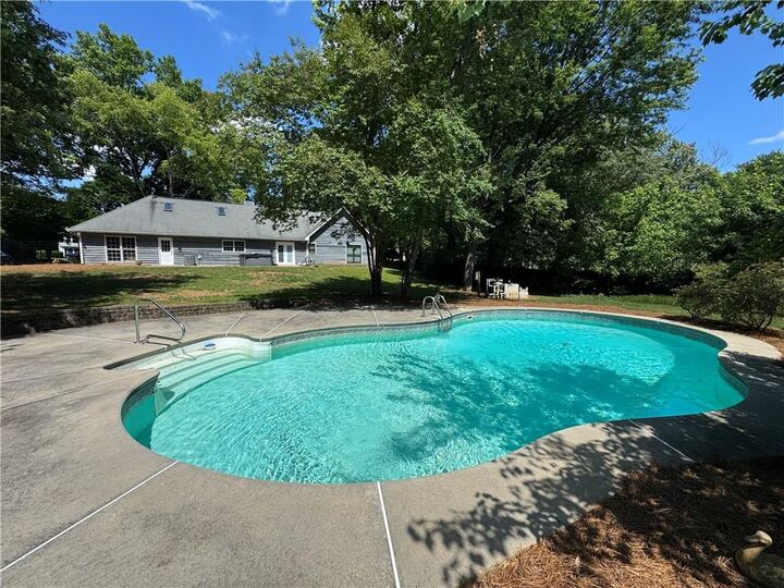 Property Photo:  555 Saddle Creek Circle  GA 30076 