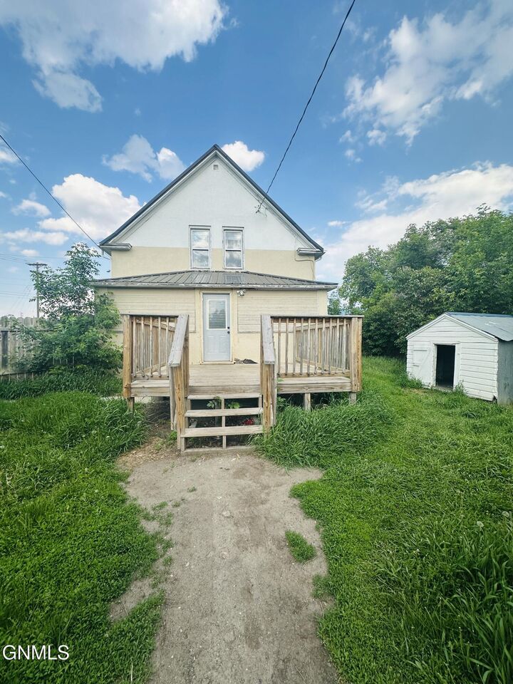 Property Photo:  202 8th Avenue SE  ND 58401 