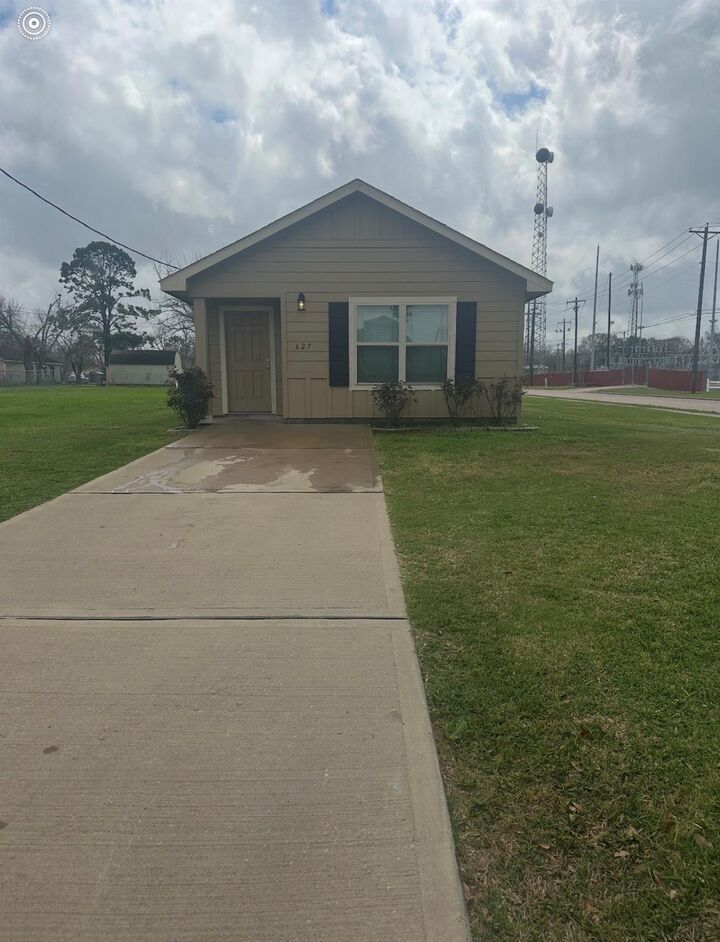 Property Photo:  627 W Live Oak Street  TX 77515 