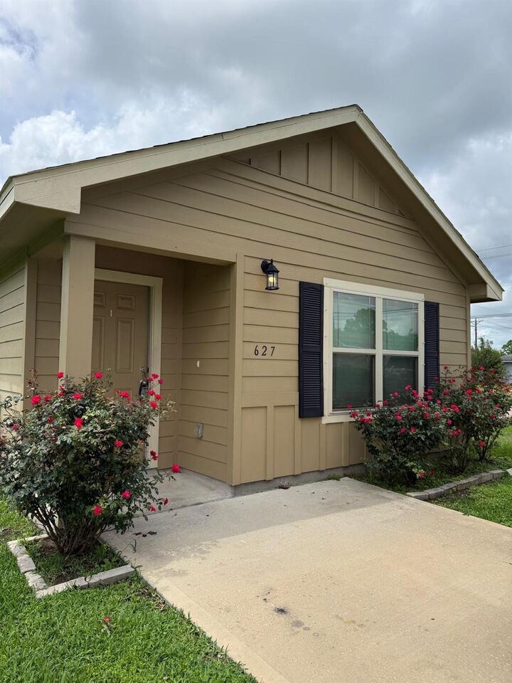 Property Photo:  627 W Live Oak Street  TX 77515 