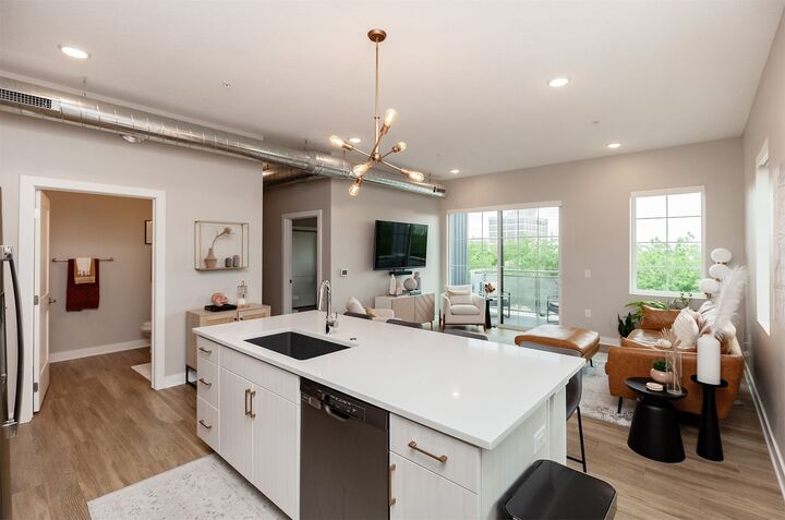 Property Photo: 400 SW 7th Street 301 IA 50309