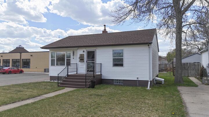 Property Photo:  519 16th St NW  ND 58701 