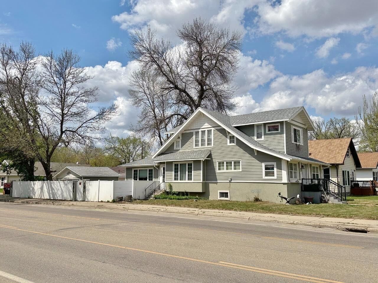 Property Photo: 301 8th St NW ND 58703-3063