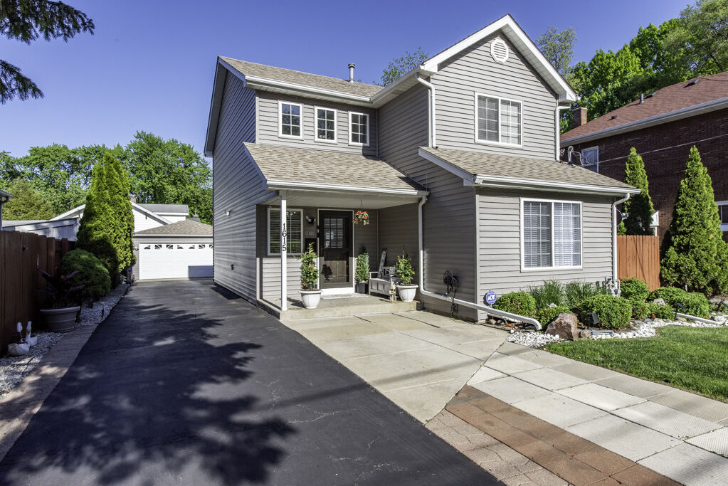 Property Photo:  1615 N Sheridan Road  IL 60085 