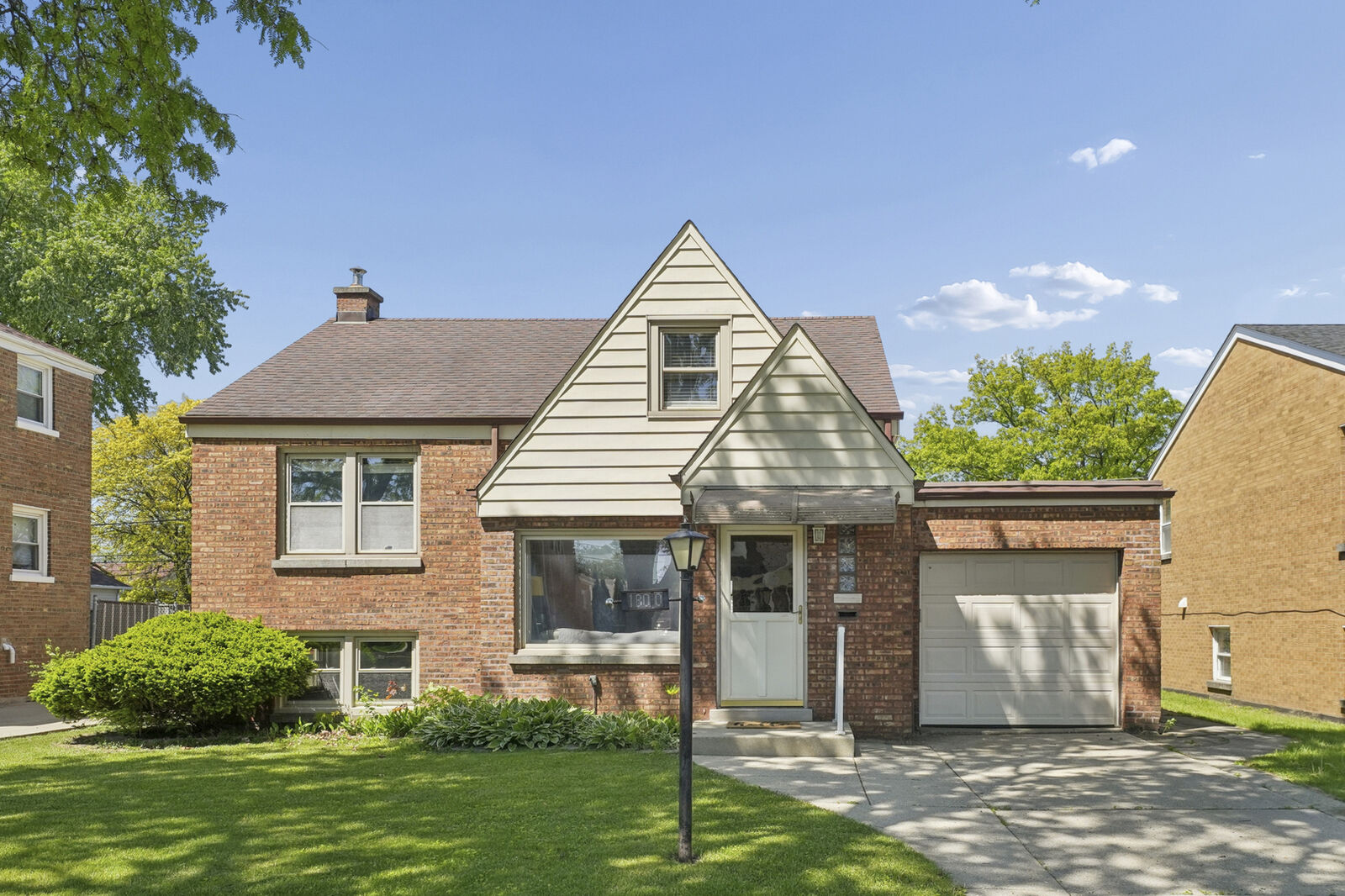 Property Photo:  1800 Buckingham Avenue  IL 60154 