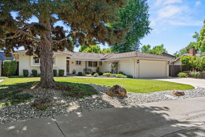 Property Photo:  978 Greenhurst Way  CA 95831 