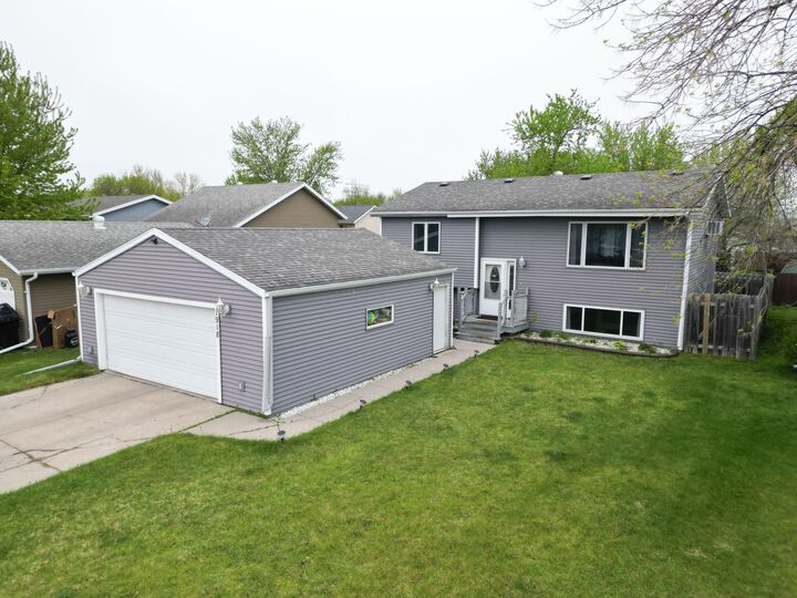 Property Photo: 1918 5 Avenue E ND 58078