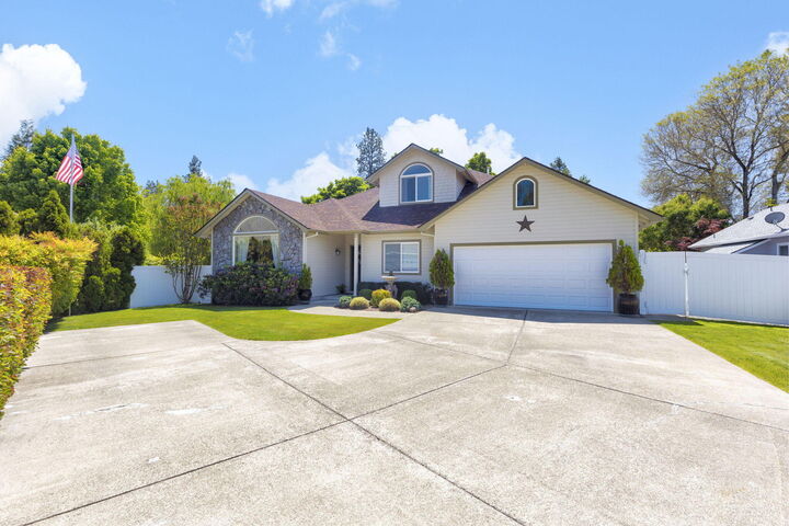 Property Photo:  1211 SW Ironwood Drive  OR 97526 