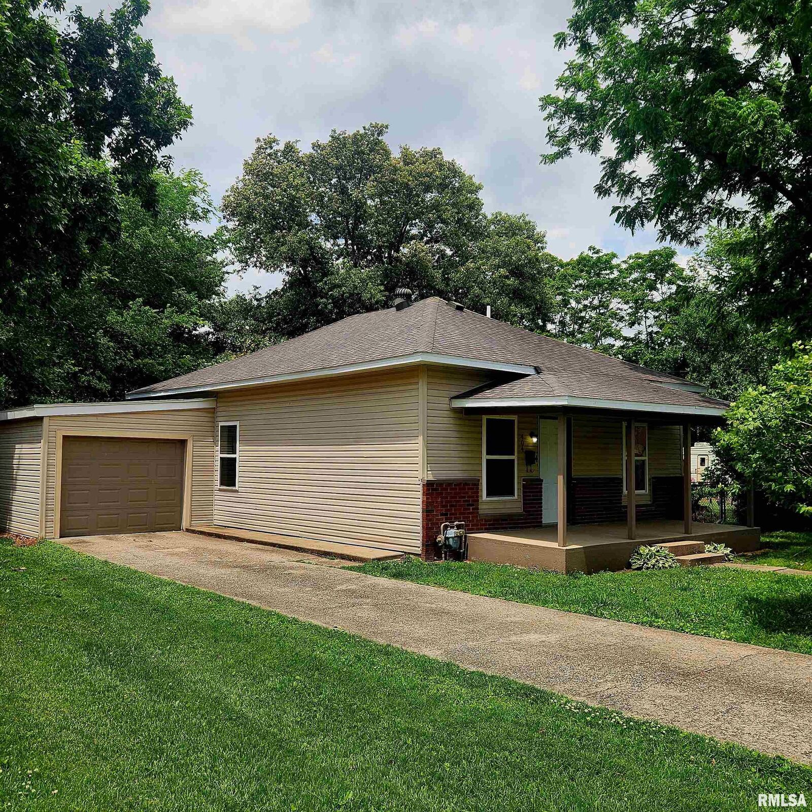 Property Photo:  404 N Van Buren Street  IL 62896 