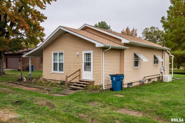 Property Photo:  308 W Flora Street  IL 62891 