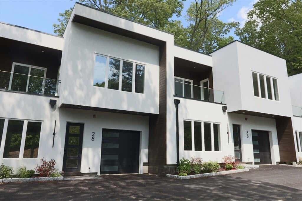Property Photo:  28 Wilson Cir 28  MA 02461 