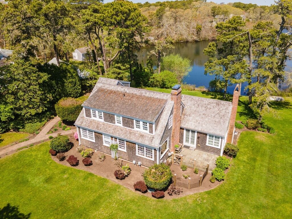 Property Photo:  8 Skinequit Ln  MA 02661 