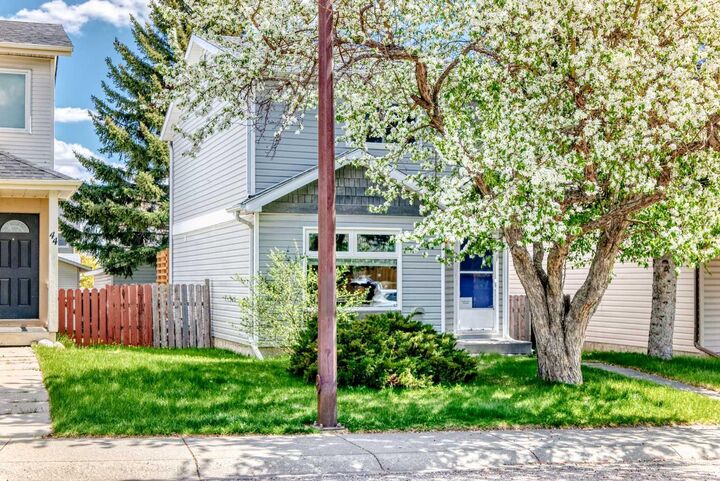 Property Photo:  48 Millcrest Way SW  AB T2Y 2J4 