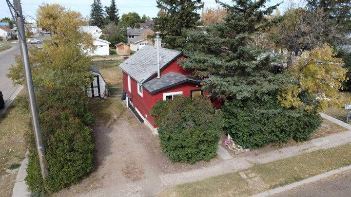 320 Railway Avenue W — photo 1