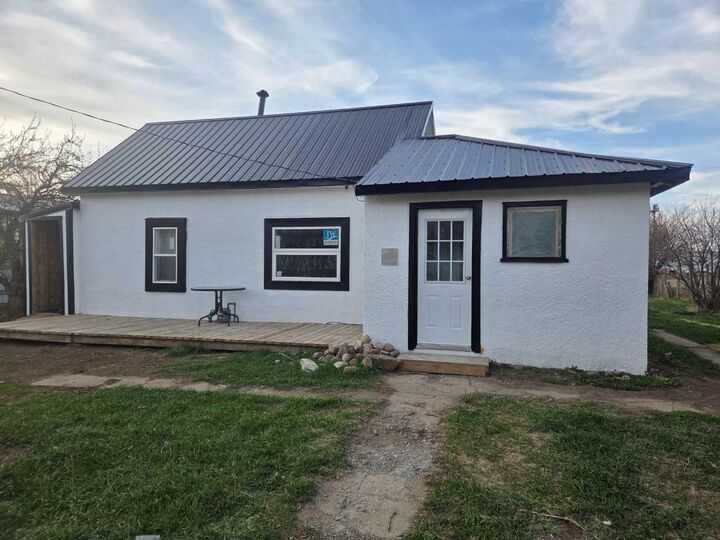 Property Photo:  206 1 Avenue E  AB T0K 0X0 