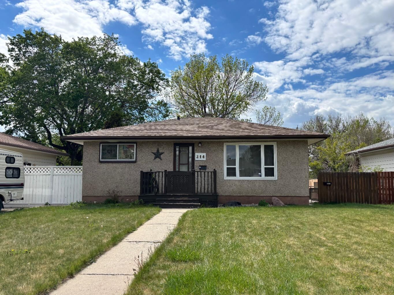 Property Photo:  214 25 Street S  AB T1J 3N9 