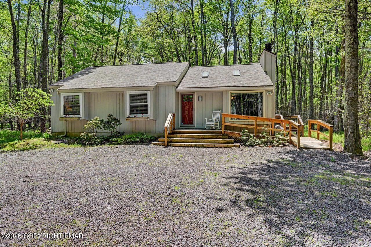 Property Photo: 173 Flintlock Trail PA 18350