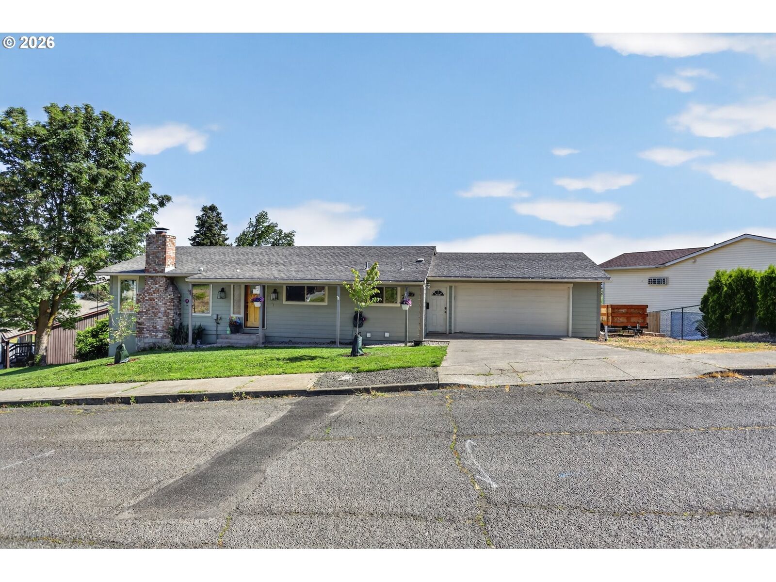 Property Photo: 713 E 21st Pl OR 97058