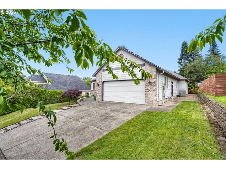 Property Photo:  630 NW Klickitat St  WA 98607 