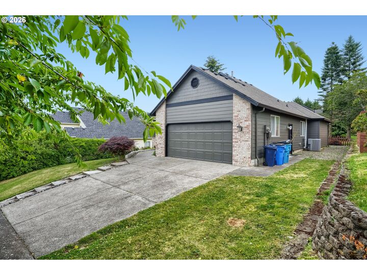 Property Photo:  630 NW Klickitat St  WA 98607 