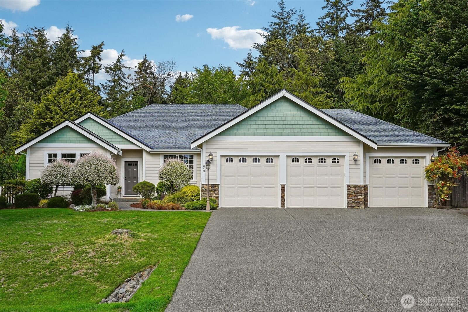 Property Photo: 1043 Potlatch Dr WA 98333