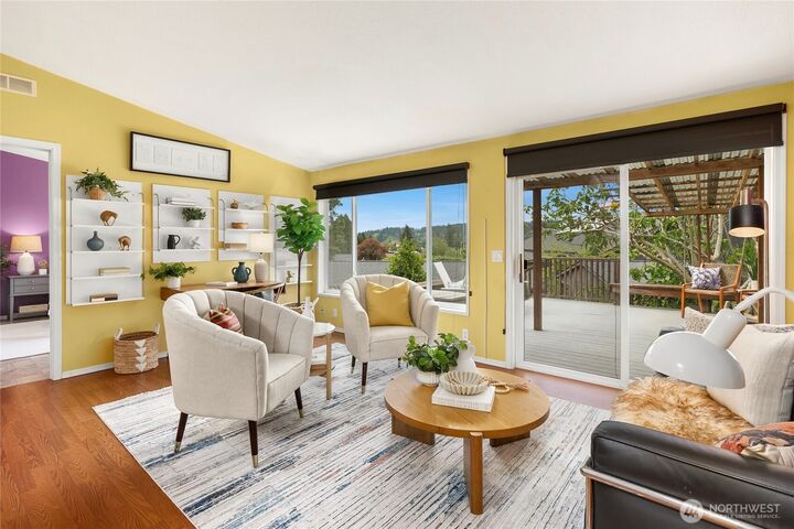 Property Photo:  508  Madrona Way NE 50  WA 98110 