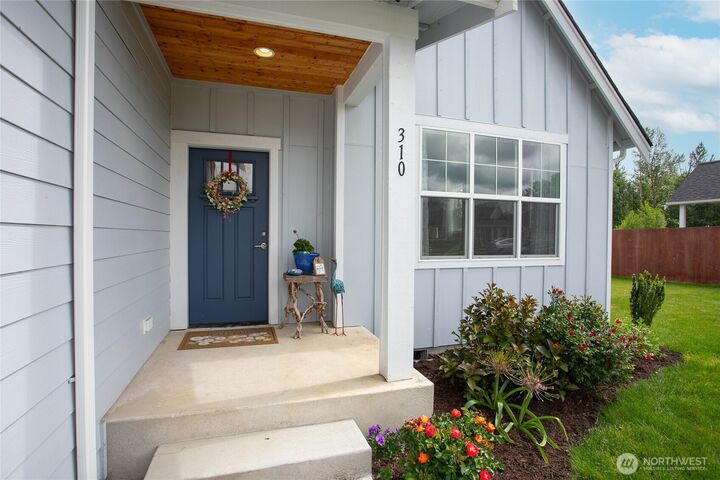 Property Photo:  310  Daybreak Lane  WA 98276 