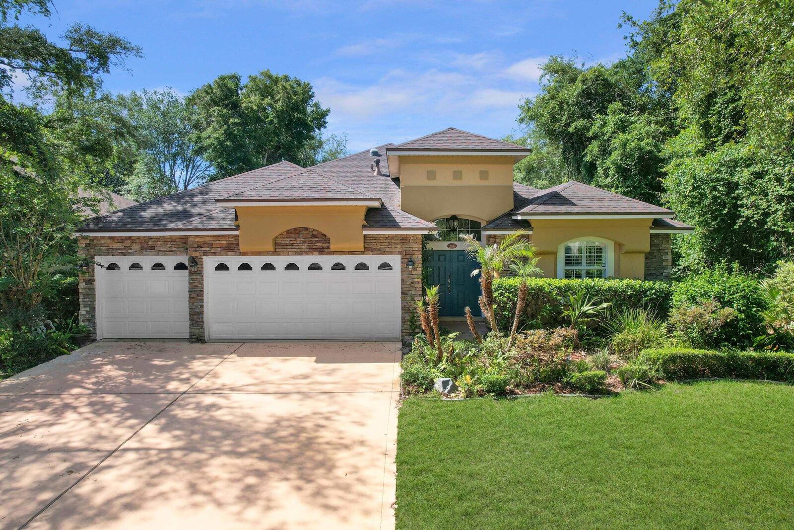 Property Photo: 805 Riley Ln FL 32095