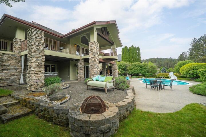 Property Photo: 115 E Meadowlane Dr WA 99224