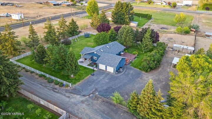 Property Photo:  120 W Huntzinger Rd  WA 98942 