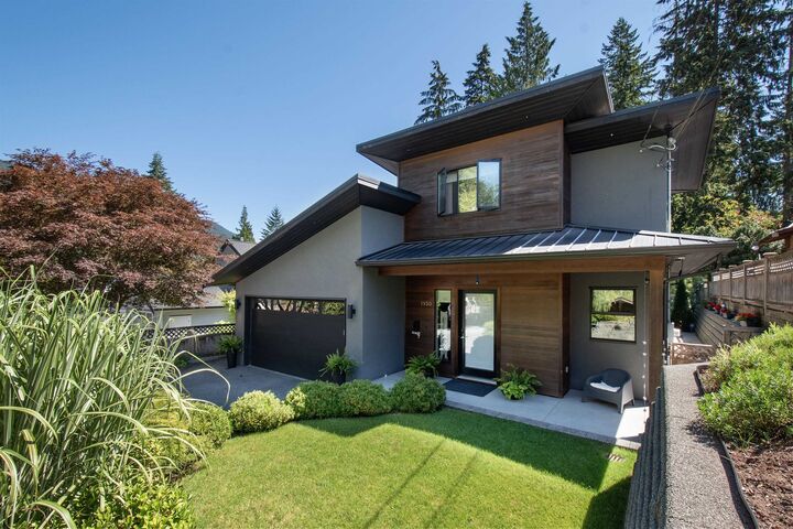 Photo de la propriété:  1930 Panorama Drive  BC V7G 1V1 